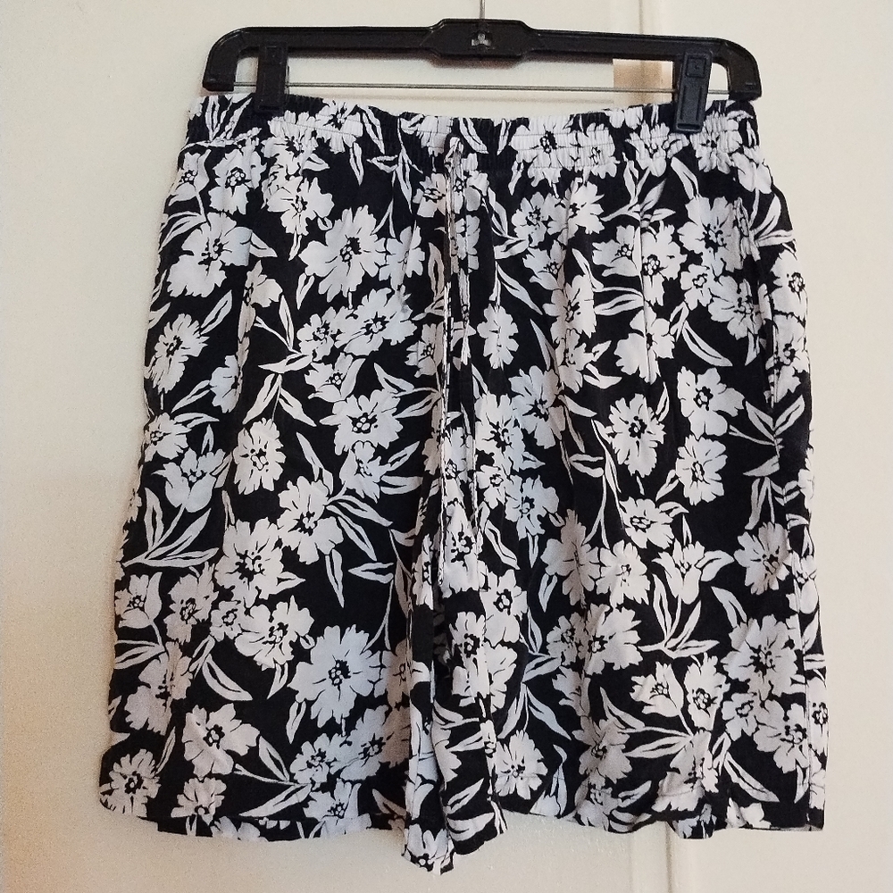 Vintage Analogy Women's Black and White floral Lounge Shorts With Pockets Size S